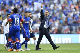 Cruz Azul gana en su regreso al Azteca; Puebla la v&iacute;ctima