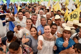 En car&aacute;cter de ciudadanos el gobernador Tony Gali y Dinorah L&oacute;pez cobijaron a Martha Erika 