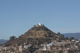  Casas habitaci&oacute;n en riesgo por lluvias en las faldas del cerro de San Miguel