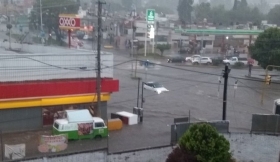 As&iacute; se form&oacute; la alberca en el bulevar Vicente Su&aacute;rez