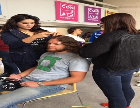 Regalan cabellos a ni&ntilde;os con c&aacute;ncer