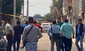 Los cuerpos quedaron tendidos en los veh&iacute;culos y en la calle 
